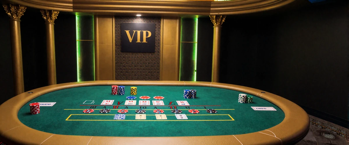 Luxuri&ouml;ser VIP Gold Saloon Live-Casino-Tisch mit goldenem Rahmen und limettengr&uuml;nem Filz bei Golisimo