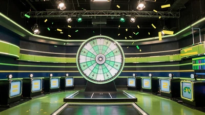 Live Game-Show-Studio mit neon-limettengr&uuml;nem Set-Design und Konfetti im Golisimo Live Casino