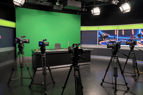 Professionelles Live-Casino-Studio mit mehreren Kameras und limettengr&uuml;ner Akzentbeleuchtung bei Golisimo