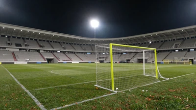 Fu&szlig;ballstadion bei Nacht mit Flutlichtern f&uuml;r Sportwetten bei Golisimo